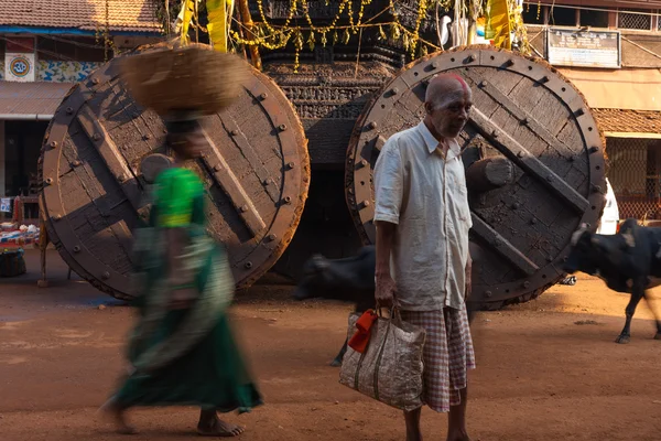 Grande Ratha carro ruote dipinte uomo Gokarna — Foto Stock