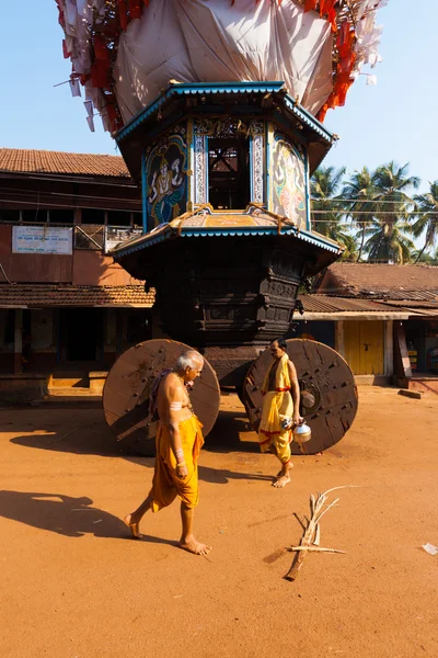 Pequena Ratha Chariot Brahmin Walking — Fotografia de Stock