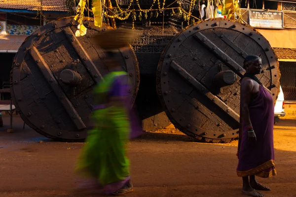 Büyük ratha arabanın tekerlekleri kadınlar gokarna — Stok fotoğraf