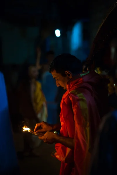 Brahmane indien prêtre brûlant encens nuit — Photo