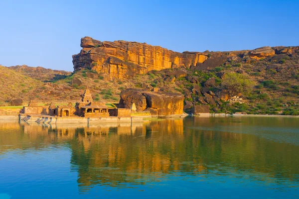 Bhutanatha Group Temple réservoir falaise Badami — Photo