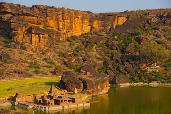 Середній кут Bhutanatha Група храми танк Badami — стокове фото