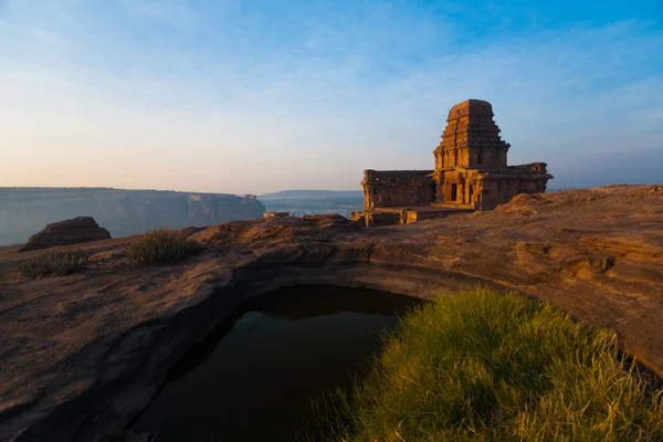 Malegitti Shivalaya cueva templo Badami acantilado estanque —  Fotos de Stock