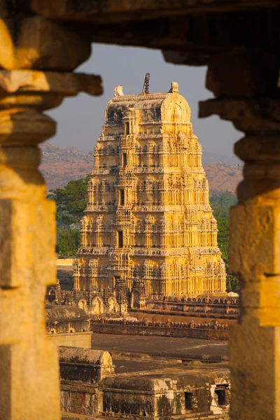 Храм Хэмпи обрамлен руинами Вирупакши Древний — стоковое фото