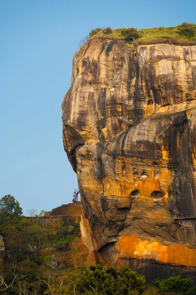 Burcht op Sigiriya lions rock kant trap hemel — Stockfoto