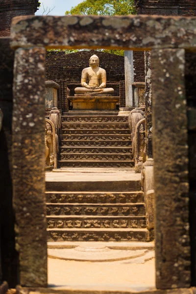 Ватадаге Будда обрамленные ворота лестницы Polonnaruwa — стоковое фото