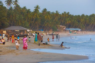 Hintli turist goa plaj kalabalık orta sınıf