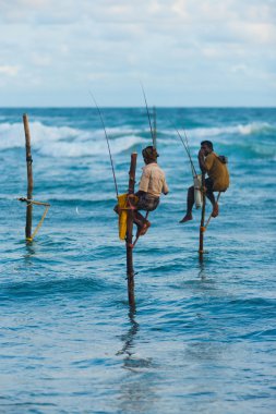 Tepedeki balıkçılar sri lanka geleneksel balık yakaladı