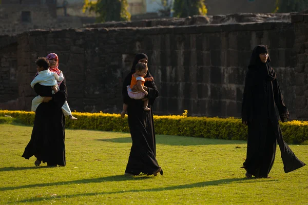 Asar mahal ruinen park muslimische familie bijapur — Stockfoto