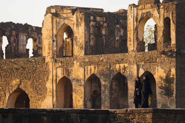 Asar Mahal Ruins Park Muslim Women Abaya Bijapur — Stock Photo, Image