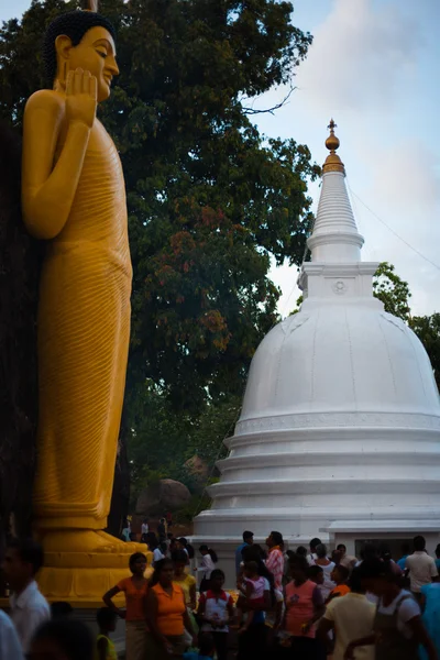 Vesak の満月ポヤ二つ日スリランカ寺 — ストック写真