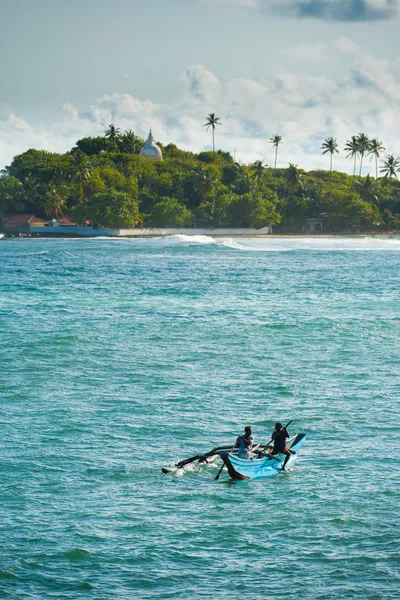 Barco de pesca de fibra de vidro doado após o tsunami — Fotografia de Stock