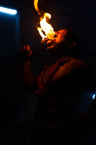 Fogo comendo rua mostrar cara língua degustação kandy — Fotografia de Stock