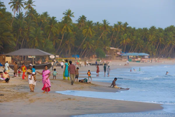 Střední třída indických turistů goa pláže přeplněné — Stock fotografie