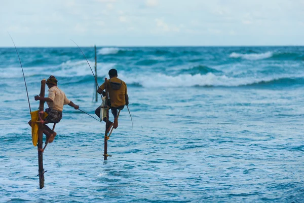 Rybáři Srí lanka tradiční kopie prostoru na chůdách — Stock fotografie