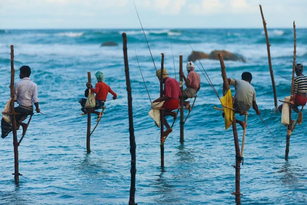 Pescatori inclinati Sri Lanka Pesca tradizionale — Foto Stock