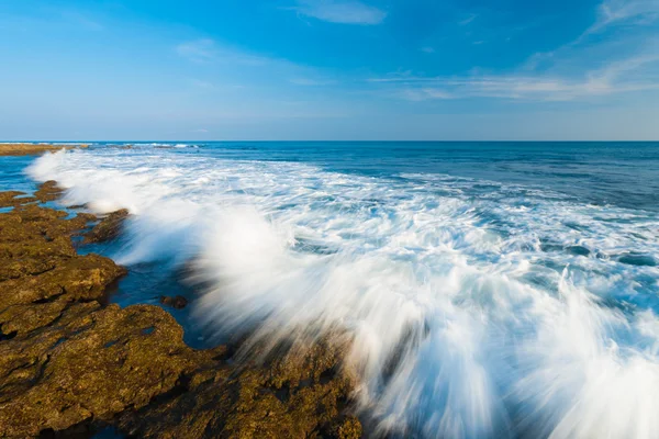 モーション ブラー小アンダマン島の岩に砕ける波 — ストック写真