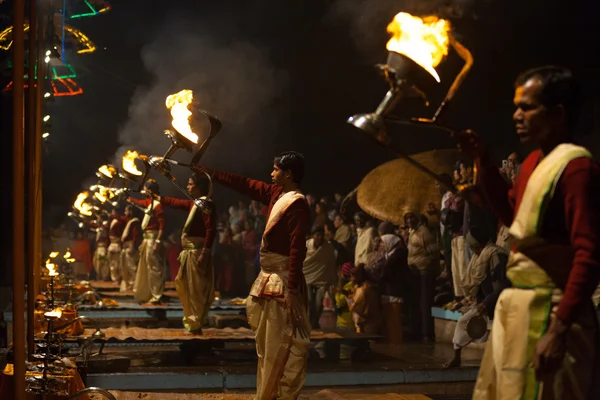 Požár Lucerna hinduistický kněz pooja modlitby varanasi — Stock fotografie