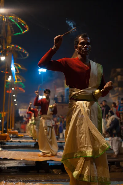 Varanasi v noci puja brahmin kněz čelí kadidlo — Stock fotografie