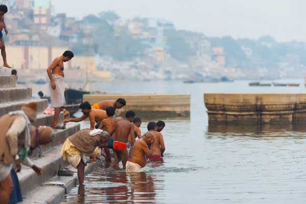 Hommes indiens Baignade Sainte Gange Rivière Varanasi — Photo