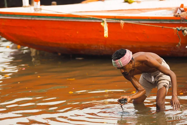 Pobre Indian Trawling Ganges River Loose Change — Fotografia de Stock