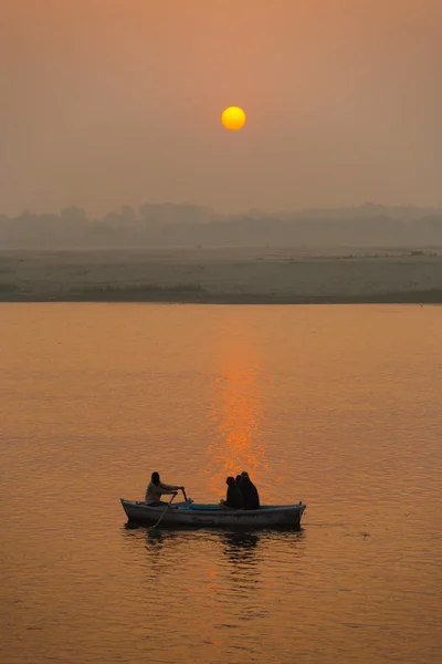 Loď ganges říční sunset cruise, slunce varanasi — Stock fotografie