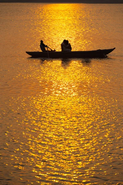 Barco de remos Turistas indios Puesta del sol Ganges Varanasi —  Fotos de Stock