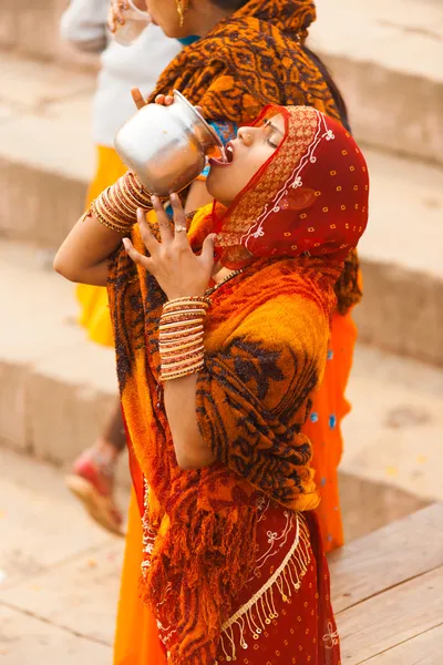 Hint hindu kadın Ganj Nehri su içme — Stok fotoğraf