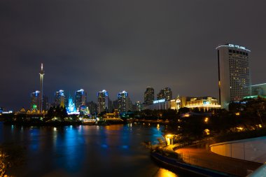Lotte world Seul Tema parkı gece daireler
