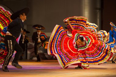Jalisco Meksikalı folklorik dans elbise kırmızı yayıldı