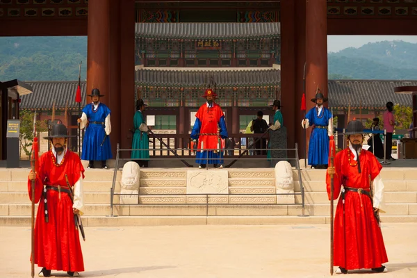 Gyeongbokgung Palatul de intrare Paznici teren larg — Fotografie, imagine de stoc