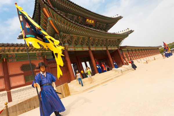 Flaggenwache gyeonbokgung Palast Eingangstor gekippt — Stockfoto