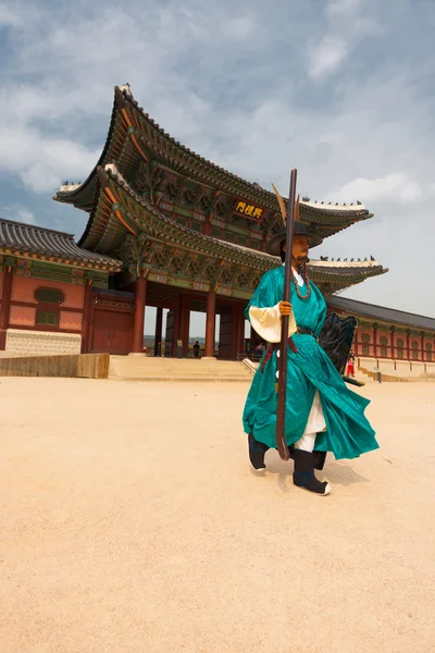 Green Guard Walking Gyeongbokgung Intrarea Palatului — Fotografie, imagine de stoc