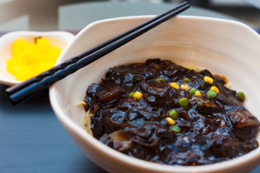 Kore yemeği jjajangmyeon kase yemek çubuğu danmuji