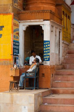 Cadde Kuaför tıraş varanasi Kayıtdışı Ekonomi