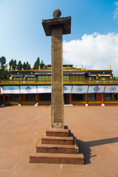 Inscripción del pilar del patio del monasterio de Rumtek — Foto de Stock