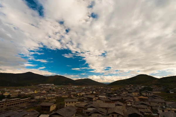 チョンティエンの村の家の屋根の曇り風景 — ストック写真