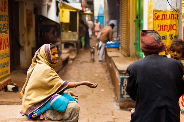 Biedna kobieta dziecko prosi ulicy varanasi, Indie — Zdjęcie stockowe
