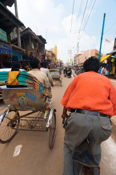 Paardrijden passagier pov cyclus riksja straat india — Stockfoto