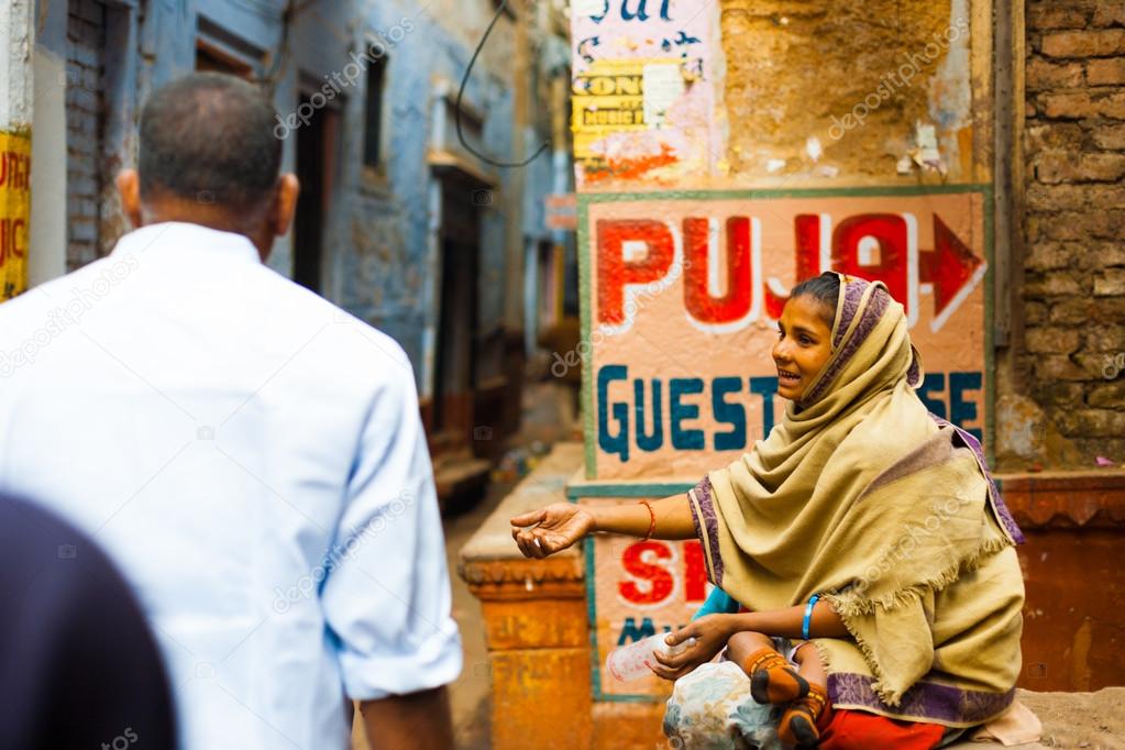 拡張する貧しい女乞食手バラナシ インド ストックエディトリアル用写真 C Pius99