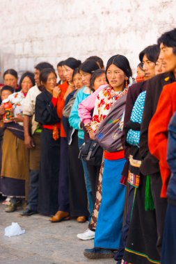 Tibetliler kuyruğa girmek jokhang tapınak lhasa
