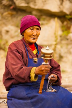 Tibet kadın Hacı mani iplik dua tekerlek