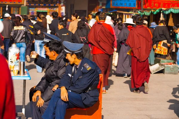 A rendőrök biztonsági figyeli a tibeti Barkhor Lhasa — Stock Fotó