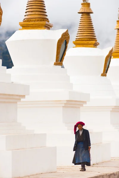 Mujer tibetana caminando grandes acordes Stupas Deqin — Foto de Stock