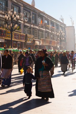 Tibet anne çocuk lhasa yürüyen Barkhor'da kalabalık