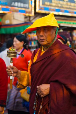 Tibet Budist keşiş dua çıkrık