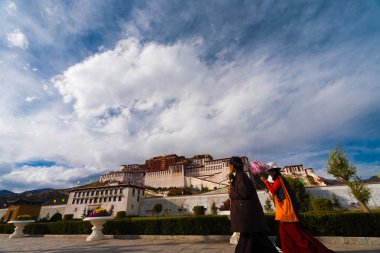 Tibetliler potala Sarayı açık bulutlar lhasa temel