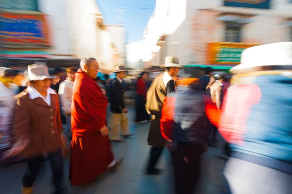 Tibetské poutníky pěšky barkhor jokhang rozostření — Stock fotografie
