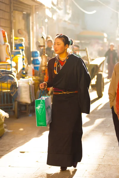 Moderna tibetanska ung kvinna traditionella kläder — Stockfoto