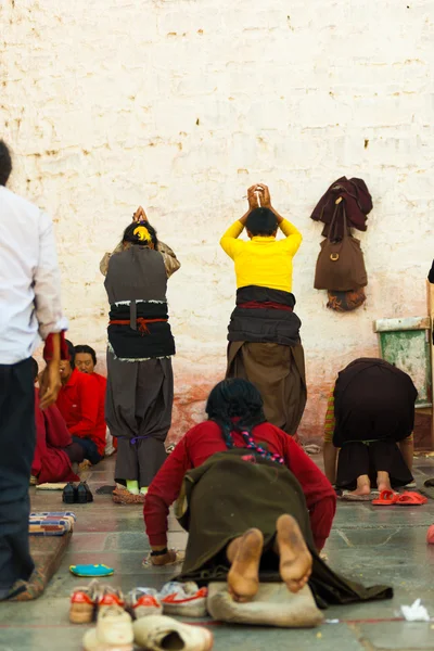 Ściany świątyni Jokhang pokłony związane nogi kobiet — Zdjęcie stockowe